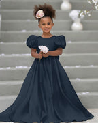 Kleid für Blumenmädchen mit Puffärmeln, Schleife, Knopfleiste hinten und Schleppe 
