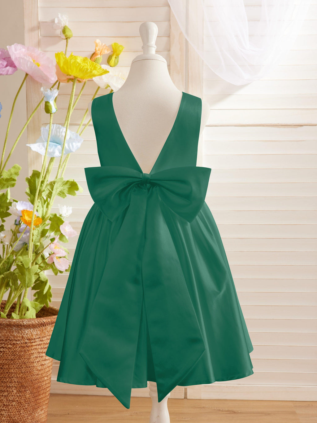 Elegante vestido de niña de las flores de satén con escote en V, corte A y lazo hasta la rodilla 