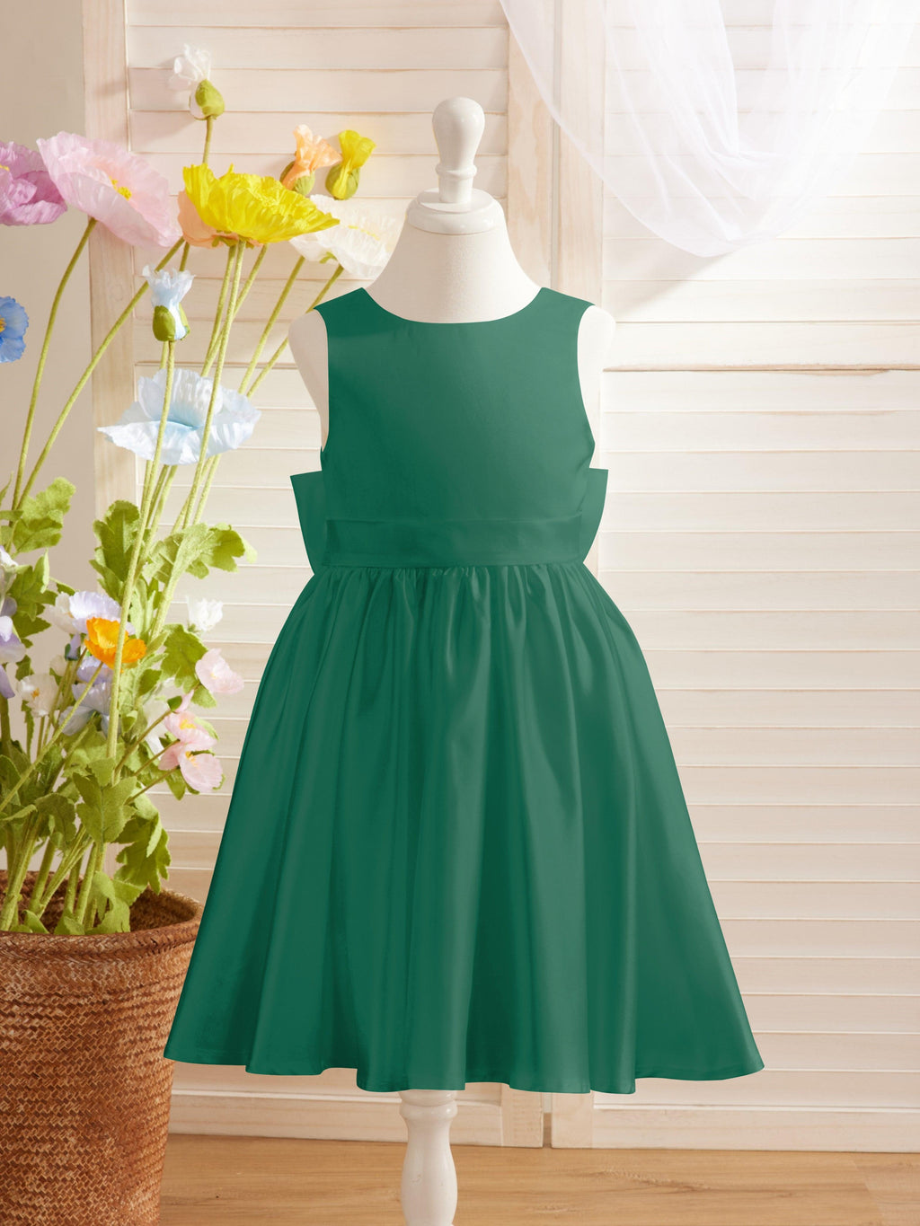 Elegante vestido de niña de las flores de satén con escote en V, corte A y lazo hasta la rodilla 
