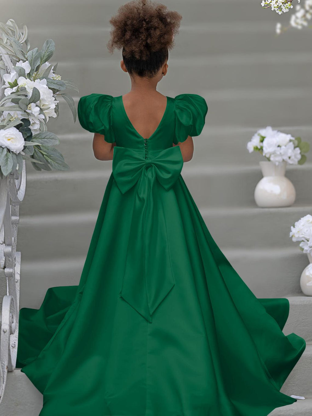 Kleid für Blumenmädchen mit Puffärmeln, Schleife, Knopfleiste hinten und Schleppe 
