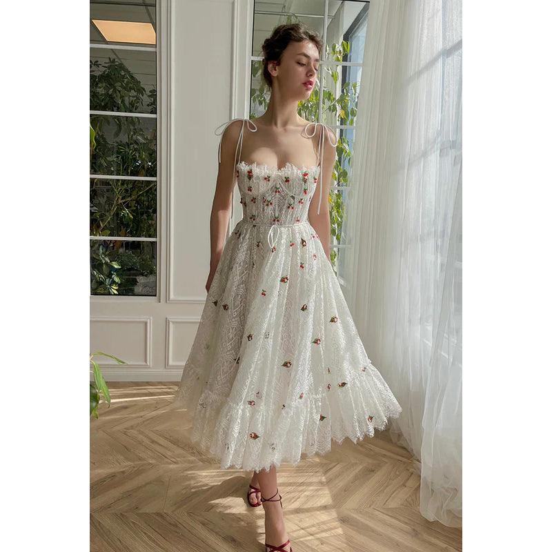 Vestido de fiesta de noche con tirantes finos, apliques de encaje transparente, corte A, largo hasta la rodilla 
