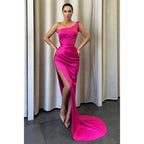 Vestido de fiesta largo plisado con un solo hombro y abertura