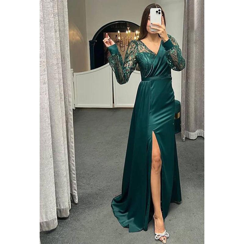 Vestido formal de noche de graduación con escote en V, satén, cuentas y mangas largas.