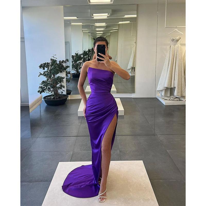 Vestido de fiesta largo con pliegues y abertura alta sin tirantes 