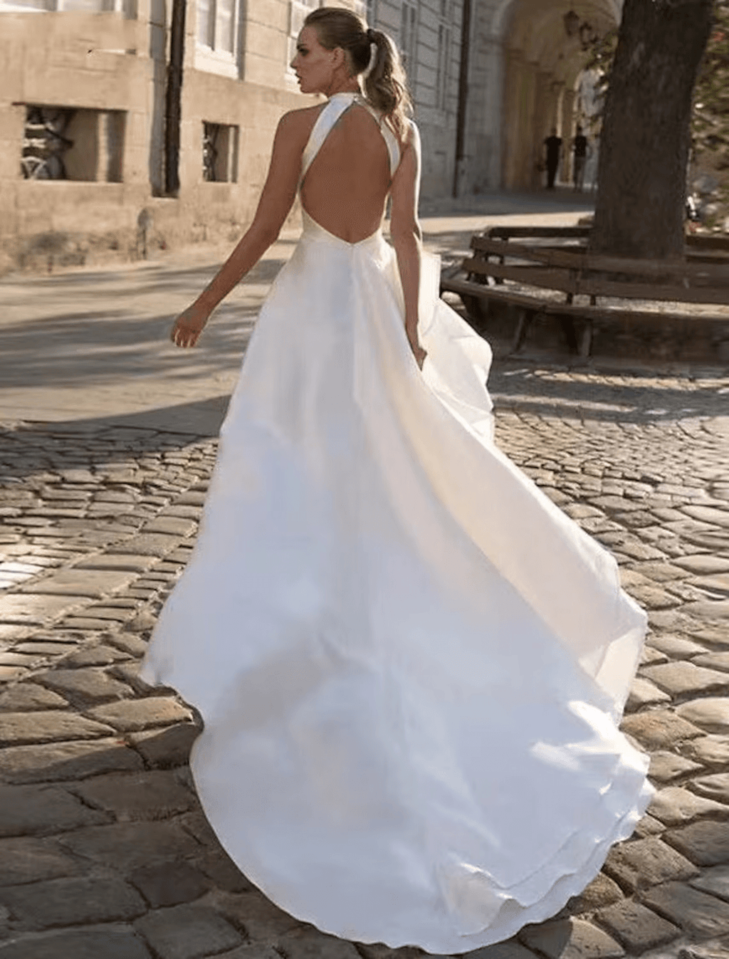 Vestido de novia informal con espalda descubierta y cola capilla, corte A, sin mangas, cuello halter, satén, color liso