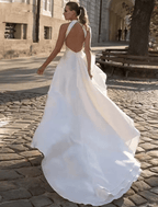 Vestido de novia informal con espalda descubierta y cola capilla, corte A, sin mangas, cuello halter, satén, color liso