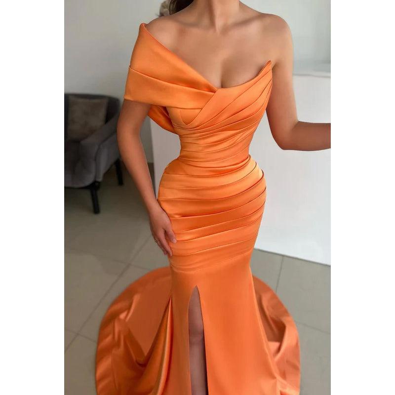Schlichtes, ärmelloses, gerüschtes, langes Abendkleid aus Satin im Meerjungfrau-Stil