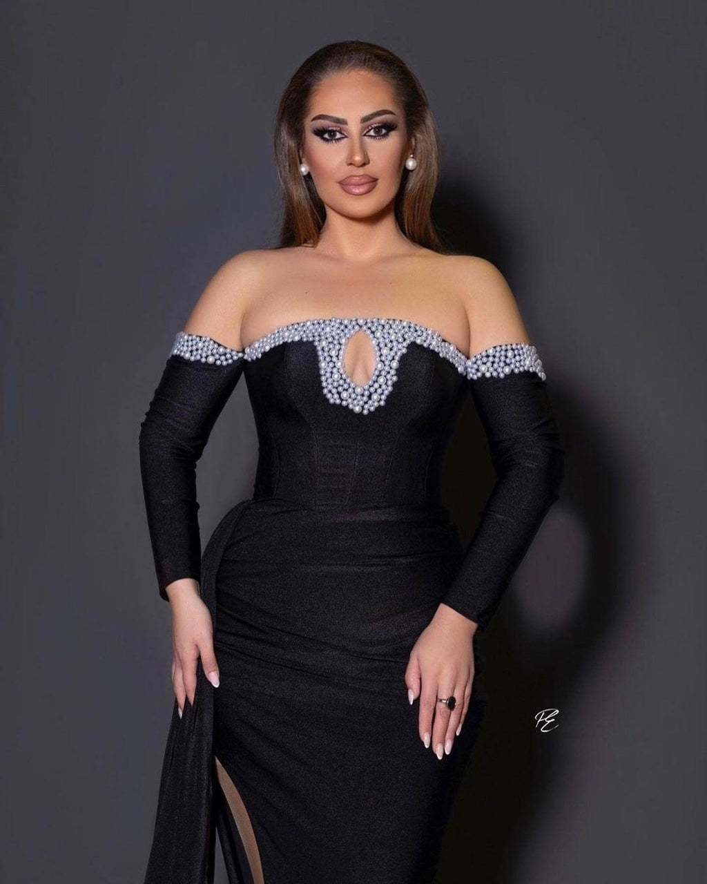 Bodenlanges, schwarzes Deluxe-Ballkleid im Meerjungfrau-Stil aus Satin mit langen Ärmeln und Perlen