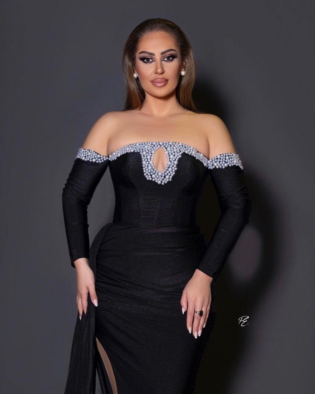 Bodenlanges, schwarzes Deluxe-Ballkleid im Meerjungfrau-Stil aus Satin mit langen Ärmeln und Perlen