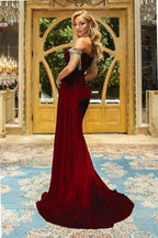 Designer Burgunderrotes schulterfreies langes Ballkleid aus Samt mit Schlitz