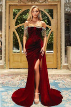 Designer Burgunderrotes schulterfreies langes Ballkleid aus Samt mit Schlitz