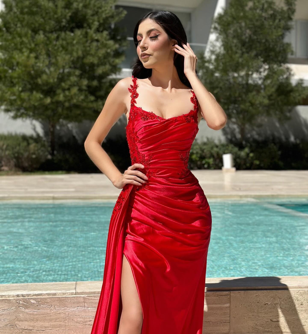 Designer-Säulenkleid aus Satin, schulterfrei, ärmellos, mit Rüschen, Schlitz vorn