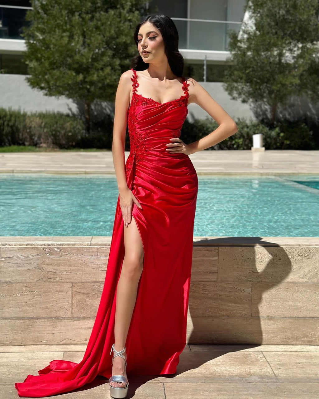 Designer-Säulenkleid aus Satin, schulterfrei, ärmellos, mit Rüschen, Schlitz vorn