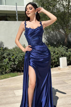 Designer-Säulenkleid aus Satin, schulterfrei, ärmellos, mit Rüschen, Schlitz vorn