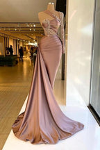 Designer-Ballkleid aus Satin mit einer Schulter und langen Ärmeln und Rüschen