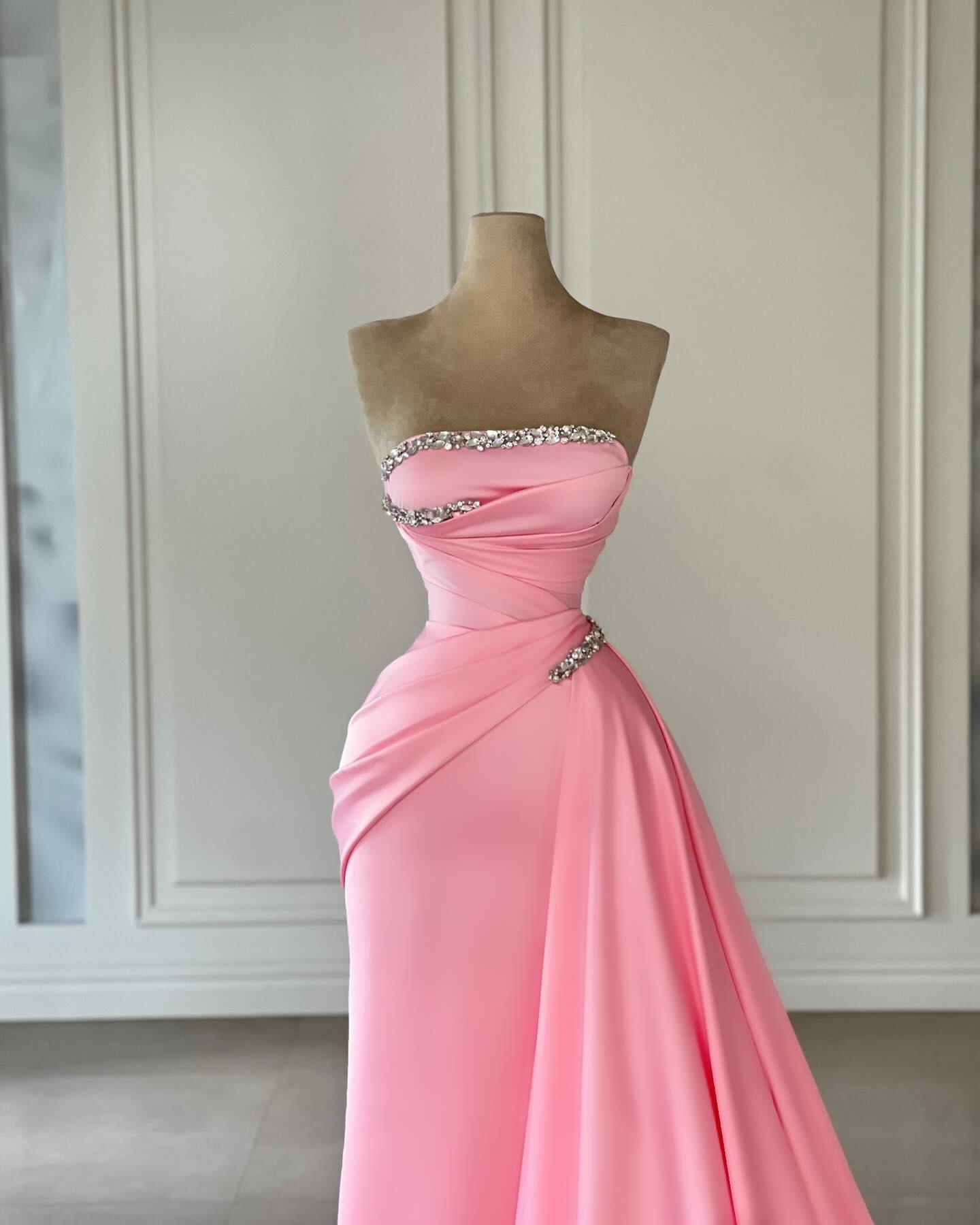 Designer-Säule Satin Trägerlose Ärmellose Rosa Ballkleider Mit Strass