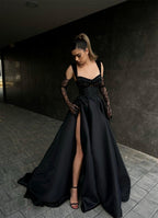 Langes schwarzes Designer-Ballkleid aus Spitze in A-Linie, ärmellos, mit Schlitz