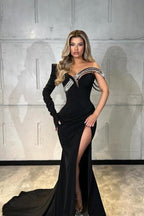 Langes schwarzes Meerjungfrau-Ballkleid mit One-Shoulder-Träger und Glitzer aus Satin mit langen Ärmeln und Schlitz