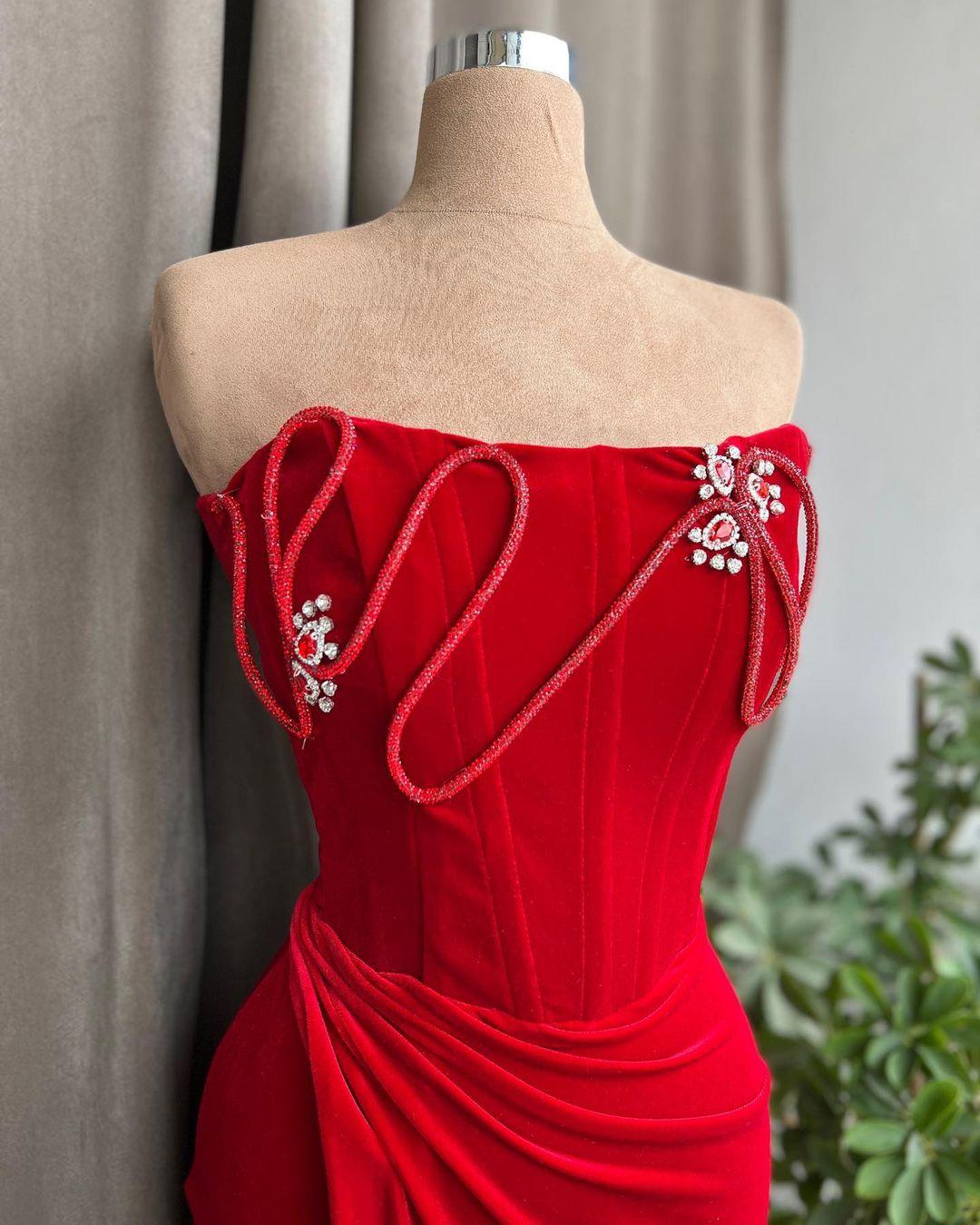 Langes, säulenförmiges, trägerloses rotes Ballkleid aus Samt mit Schmucksteinen