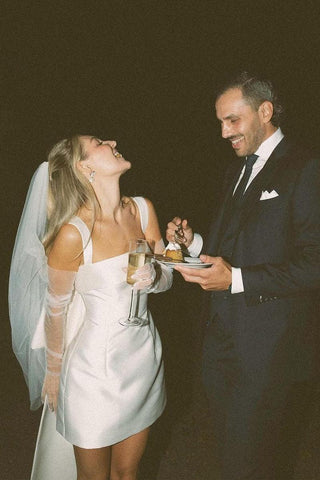 Robe de mariée en satin blanc à col carré et courte avec nœud dans le dos