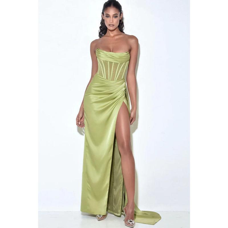 Vestido de fiesta largo plisado de satén sin tirantes y abertura para dama de honor verde 