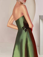 Vestido de dos piezas de corte A para madre de la novia, elegante, sin tirantes, largo hasta la rodilla, con charmeuse, lentejuelas, sin mangas, con apliques de cuentas
