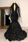 Würdiges schwarzes Neckholder-Ballkleid mit langen Ärmeln, transparenter Spitze und Perlenverzierung, bodenlang, Meerjungfrau-Stil