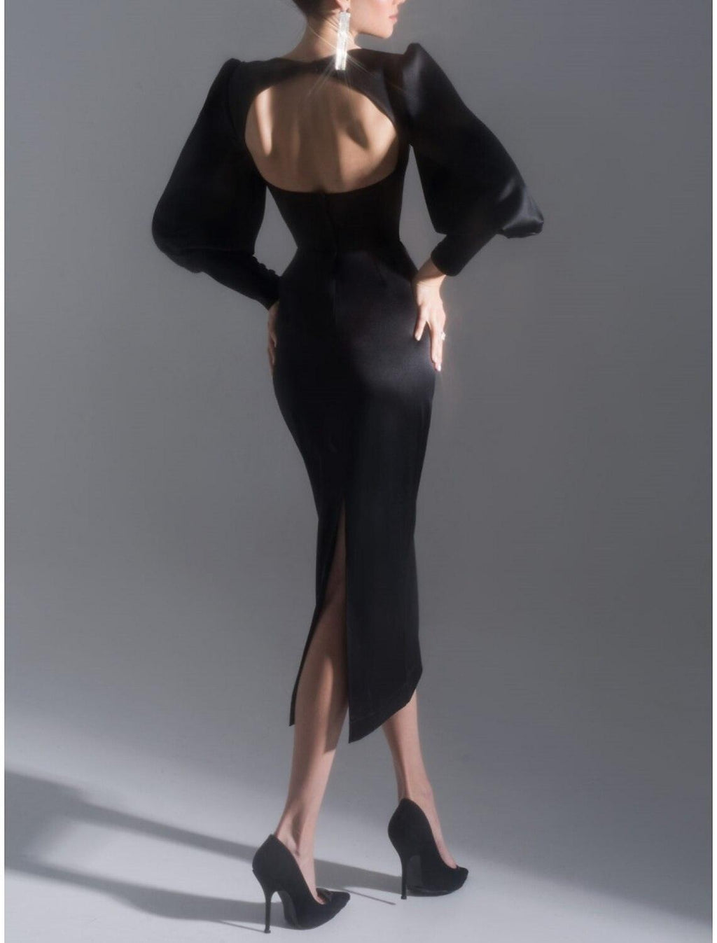 Vestido de noche negro con corte tubo, elegante, formal, largo hasta la rodilla, manga larga, escote corazón, satén con abertura fruncida.