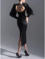 Vestido de noche negro con corte tubo, elegante, formal, largo hasta la rodilla, manga larga, escote corazón, satén con abertura fruncida.