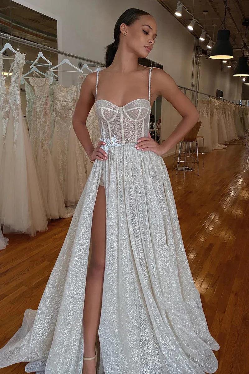 Vestido de novia con tirantes finos, apliques de encaje y corte A brillante
