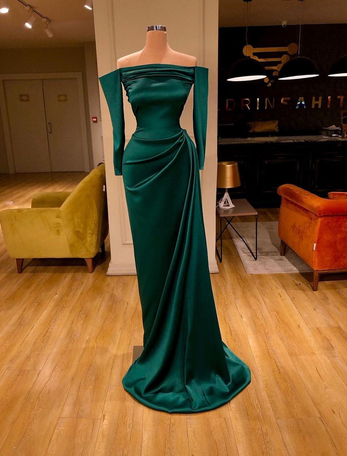 Etui-/Säulen-Abendkleid Reformation Amante Kleid Hochzeitsgast Sweep/Pinselschleppe Langarm Off Shoulder Charmeuse mit glatten Rüschen