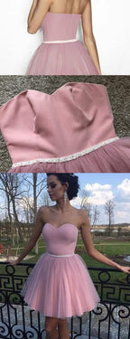 Vestidos de fiesta de tul rosa empolvado con escote corazón, sin tirantes y fajín de cuentas