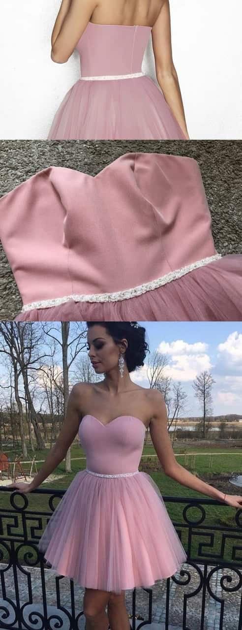 Vestidos de fiesta de tul rosa empolvado con escote corazón, sin tirantes y fajín de cuentas