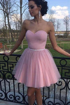 Vestidos de fiesta de tul rosa empolvado con escote corazón, sin tirantes y fajín de cuentas