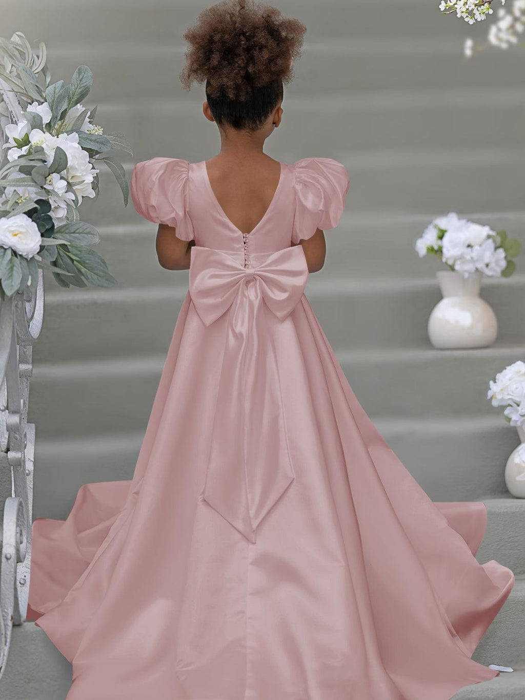 Kleid für Blumenmädchen mit Puffärmeln, Schleife, Knopfleiste hinten und Schleppe 