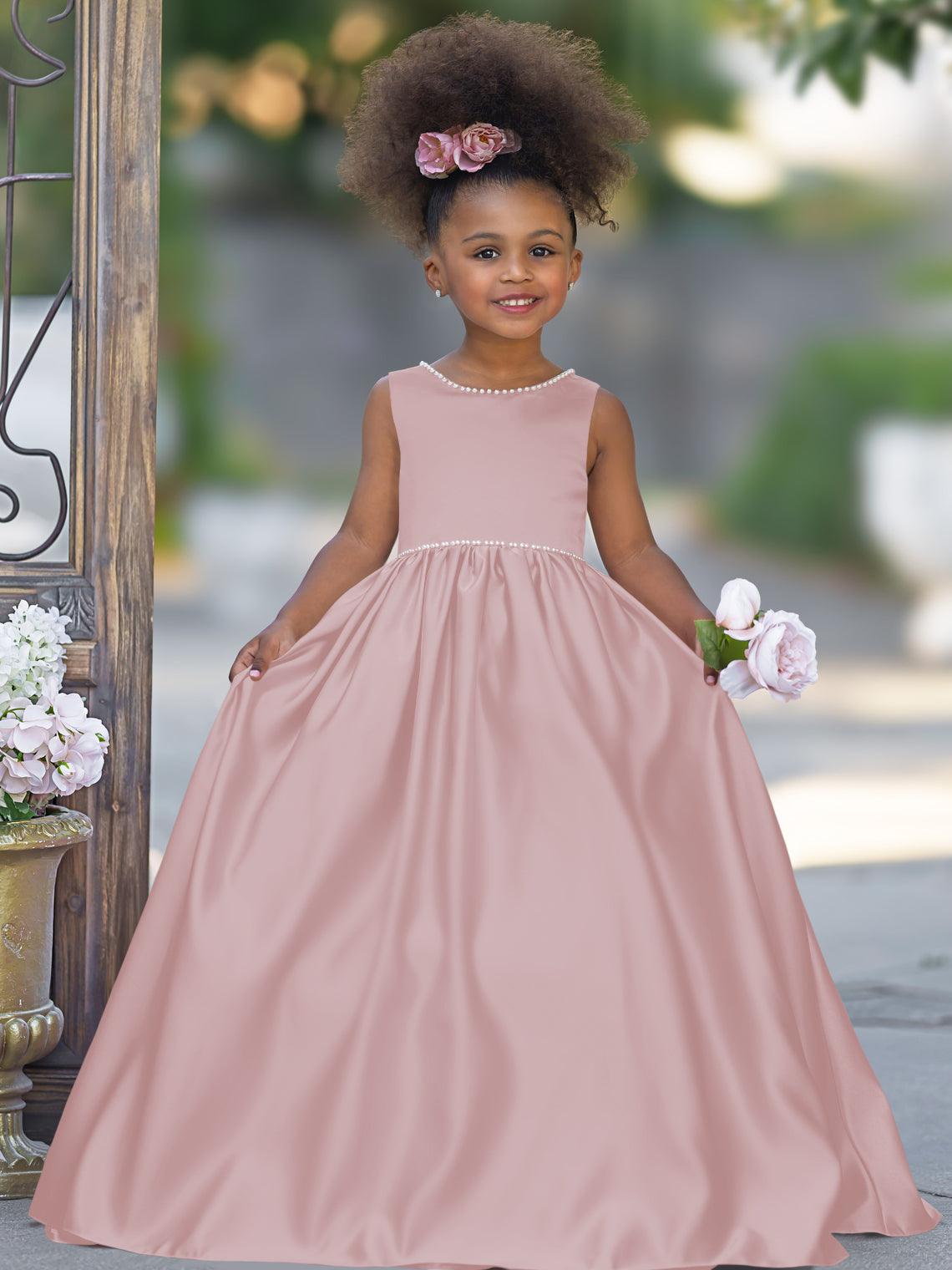 Vestido rosa sin mangas de satén con escote de cuentas y detalle de lazo 