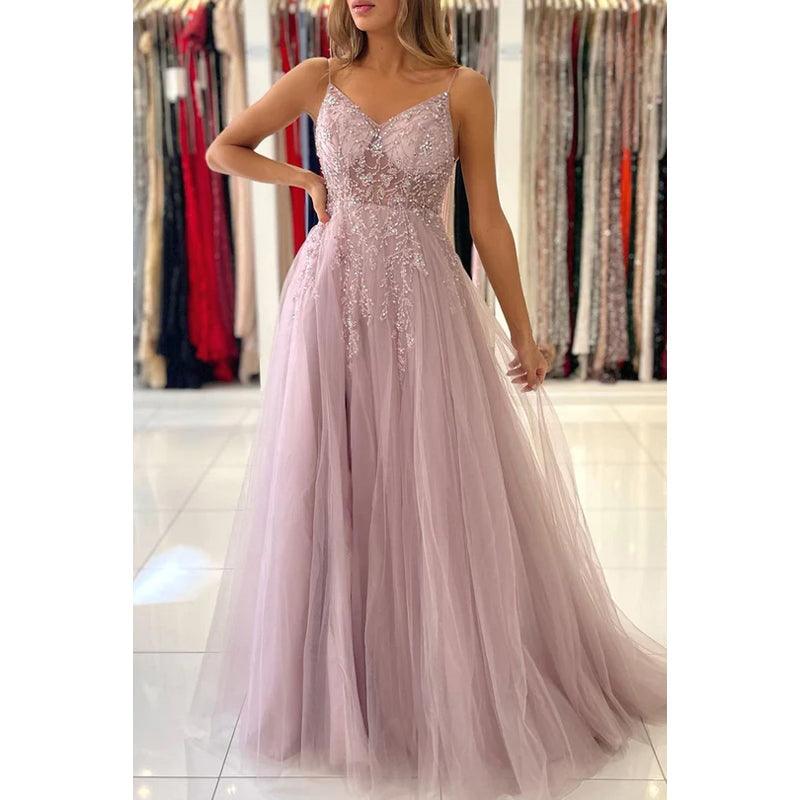 Elegantes A-Linien-Ballkleid aus Tüll mit Spaghettiträgern, V-Ausschnitt, Schlitz und Applikationen 