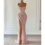 Einzigartiges langes Ballkleid mit Rundhalsausschnitt, Plissee und Seitenschlitz 