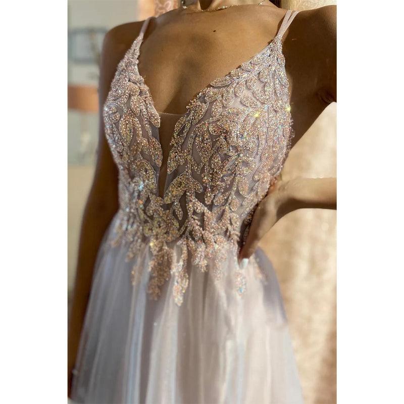 Vestido de fiesta largo de corte A con tirantes finos y apliques de tul 