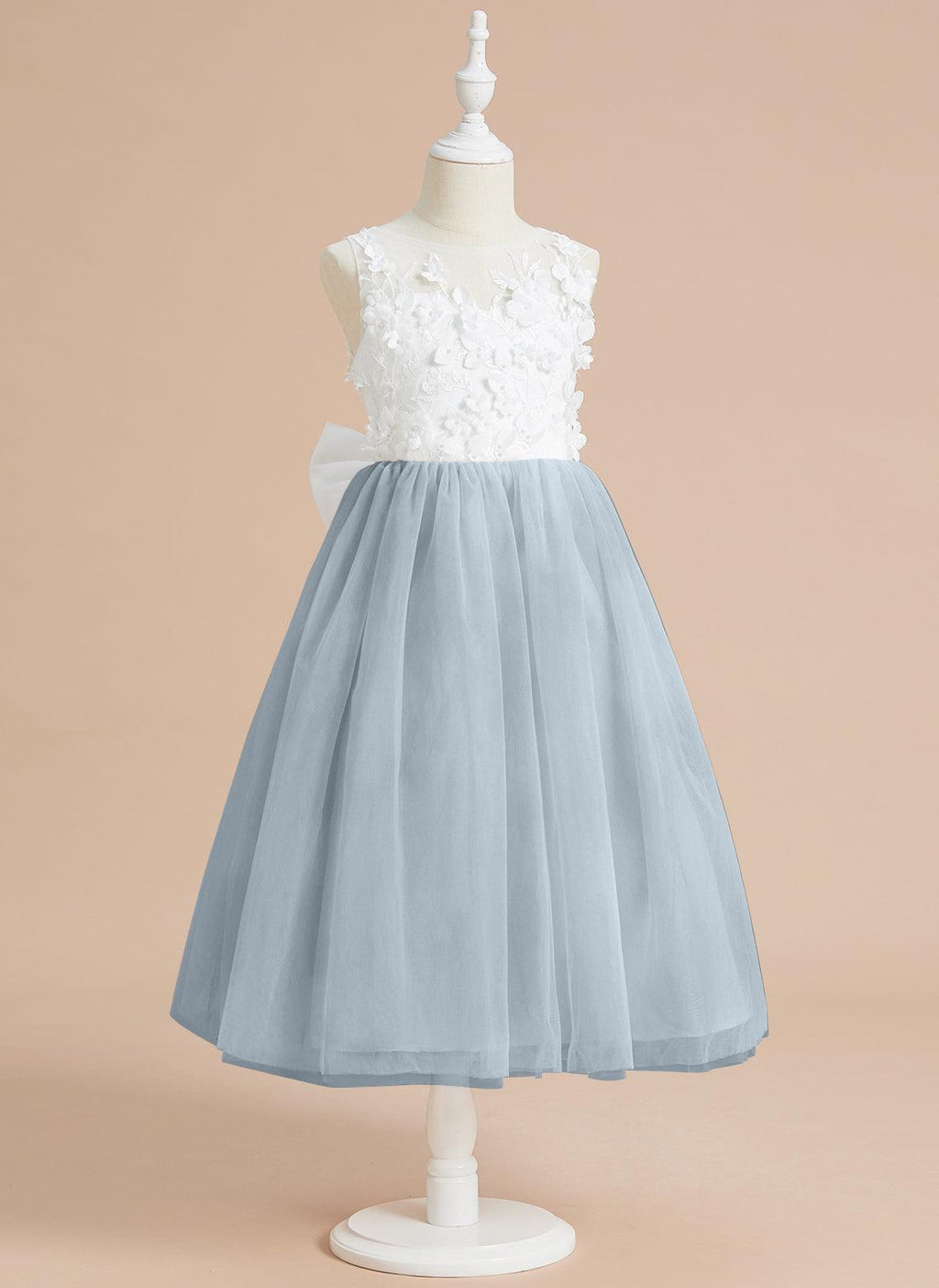 Wadenlanges Kleid aus floraler Spitze mit großer Schleife 