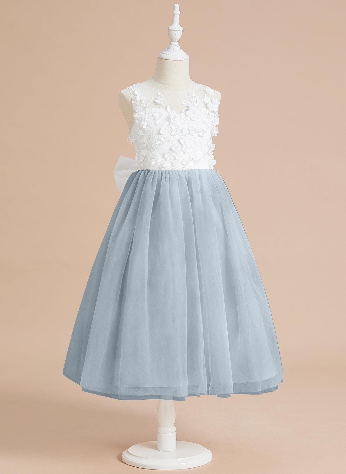 Wadenlanges Kleid aus floraler Spitze mit großer Schleife 