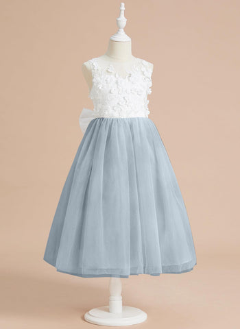 Wadenlanges Kleid aus floraler Spitze mit großer Schleife 