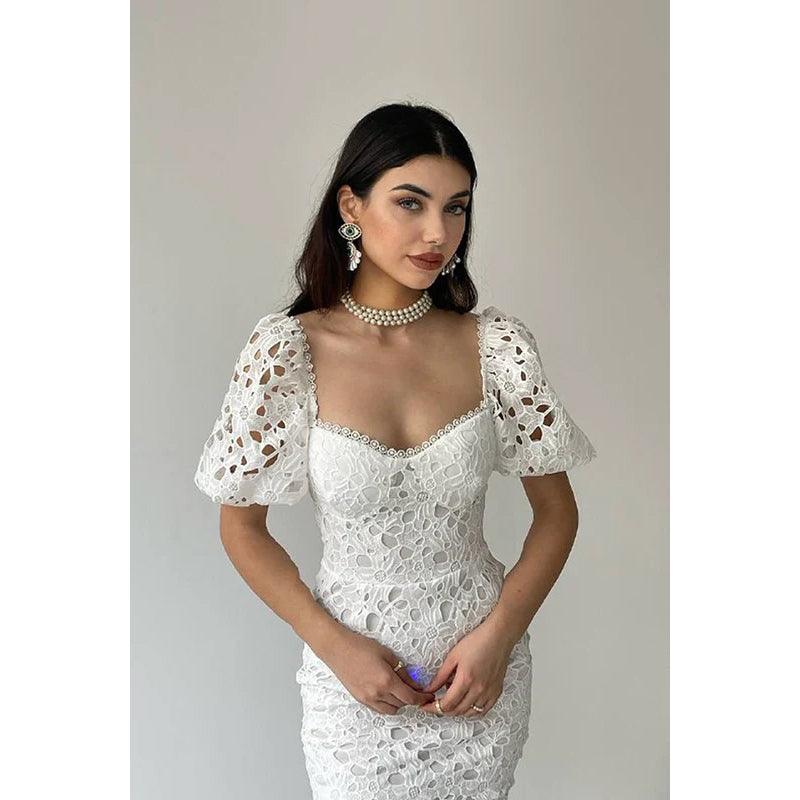 Abendkleid in Midilänge mit eckigem Ausschnitt, kurzen Ärmeln, Spitze und Etui-Linie