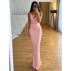 Vestido rosa largo para invitada de boda con tirantes finos y pliegues 