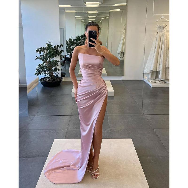 Vestido de fiesta largo con pliegues y abertura alta sin tirantes 