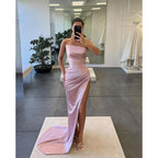 Vestido de fiesta largo con pliegues y abertura alta sin tirantes 