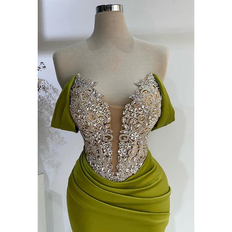 Glamouröses und dramatisches Party-Ballkleid mit V-Ausschnitt, Flügelärmeln, gerüschten Strasssteinen