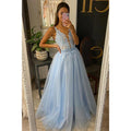 Vestido de fiesta con escote en V pronunciado, apliques de tul y cola desmontable 