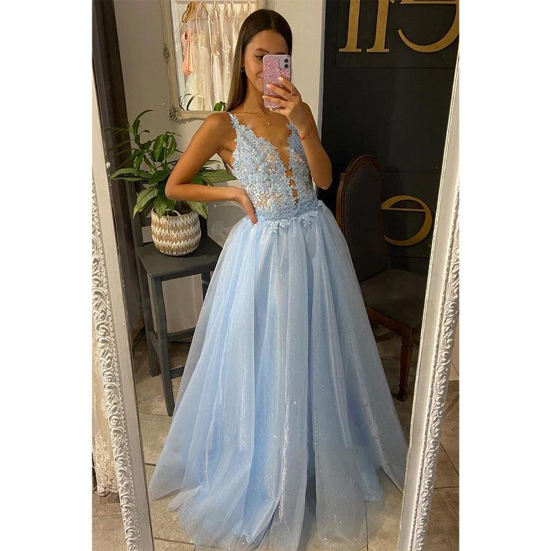 Vestido de fiesta con escote en V pronunciado, apliques de tul y cola desmontable 