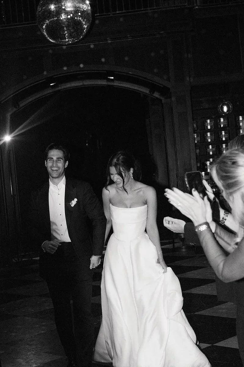 Vestidos de novia de satén blanco, corte A, sin tirantes y con abertura